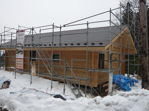 屋根葺き完了と建具付け